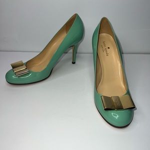 $328 Kate Spade Karolina Seafoam Green Patent Leather Pumps Gold Bow Size 8.5B